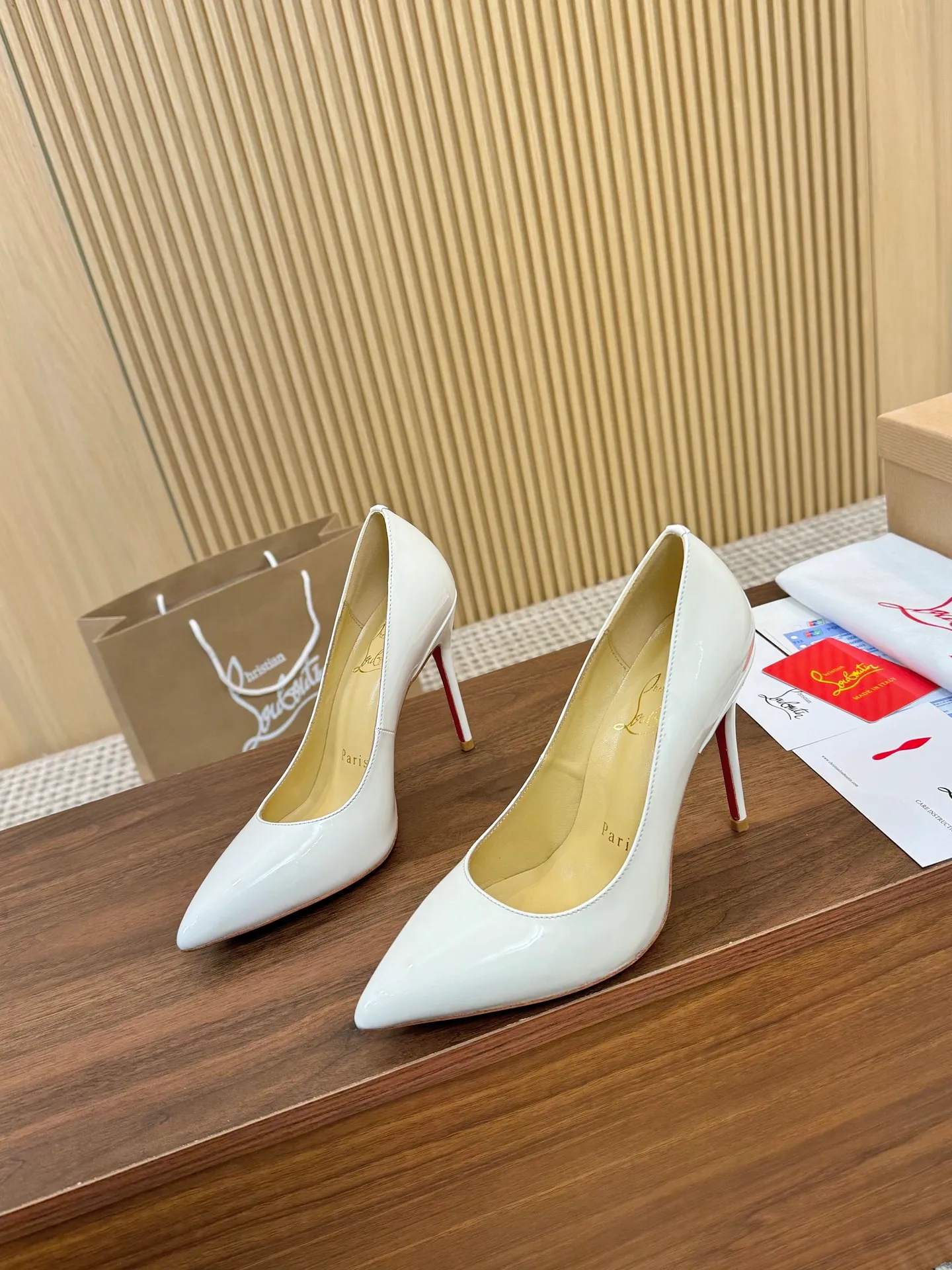 💕💕Factory direct selling price p440💕💕 Genuine leather sole +40 shipped all year round💝Christian Louboutin CL👠 "Imported cow patent leather💎Side hollow series" noble and luxurious, real blingbling👟👟 real materials, all customized by the pattern maker, and the materials are made of original customized materials to achieve the taste of the original 5 color options💍 Upper: Imported 👉cow patent leather💪 Lining: Sheepskin foot pad/lining Size: 34-40.41.42 Heel height: two options: 10.5cm and 8.5cm